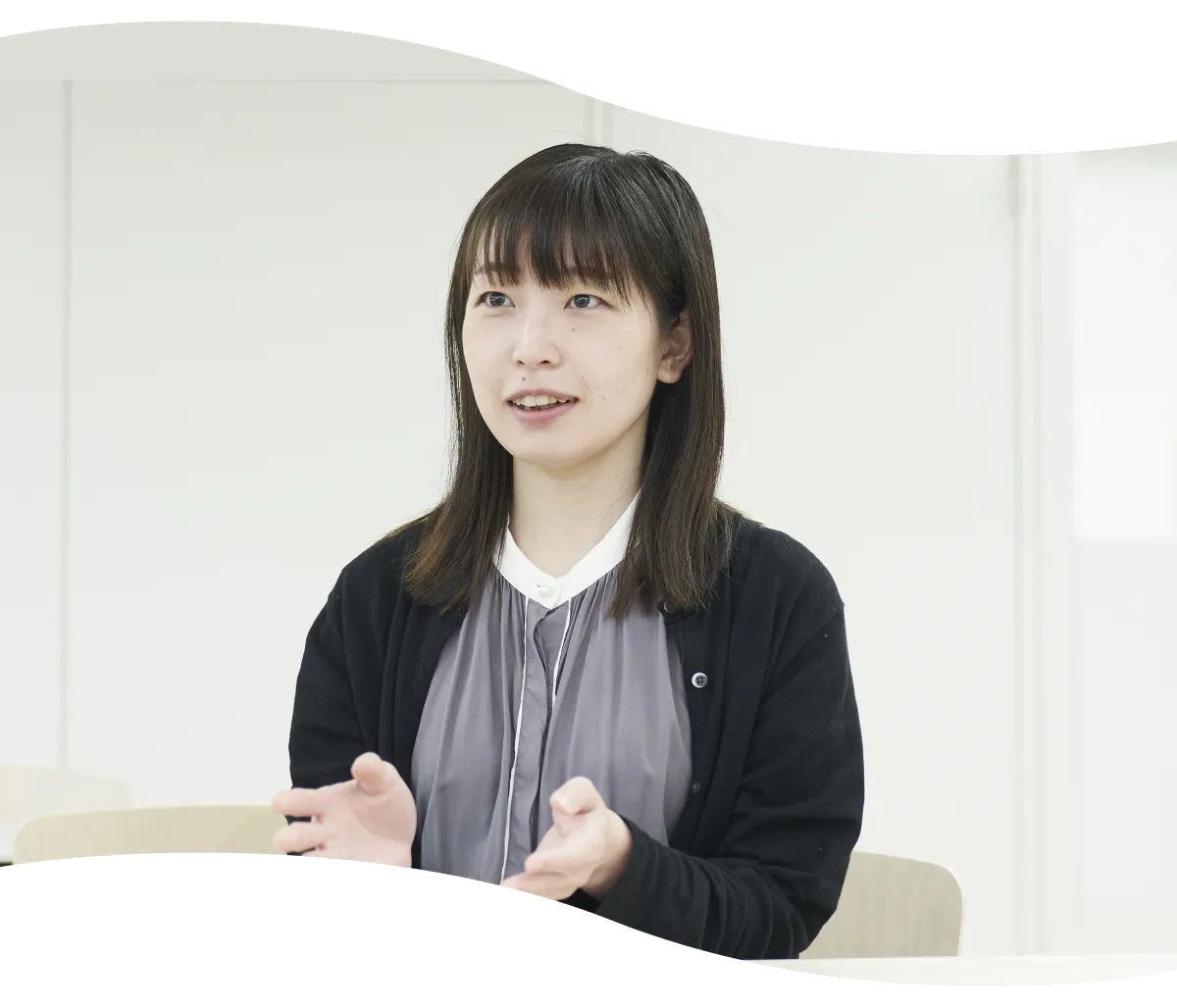 身振りを交えて話すM.M
