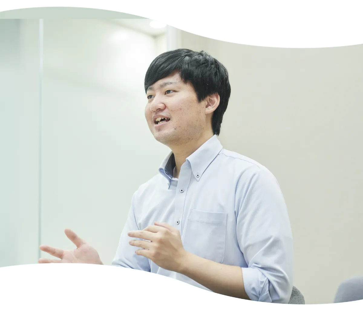 身振りを交えて話すT.M