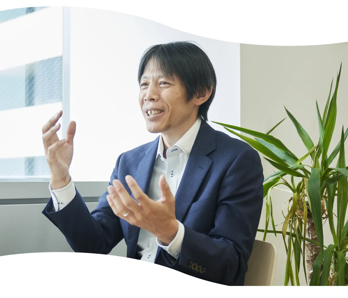 窓際で身振りを交えて話すY.K