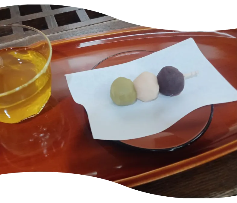 お盆に乗ったお茶とお団子の写真